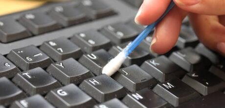 Como limpar o teclado do computador corretamente sem danificar as teclas